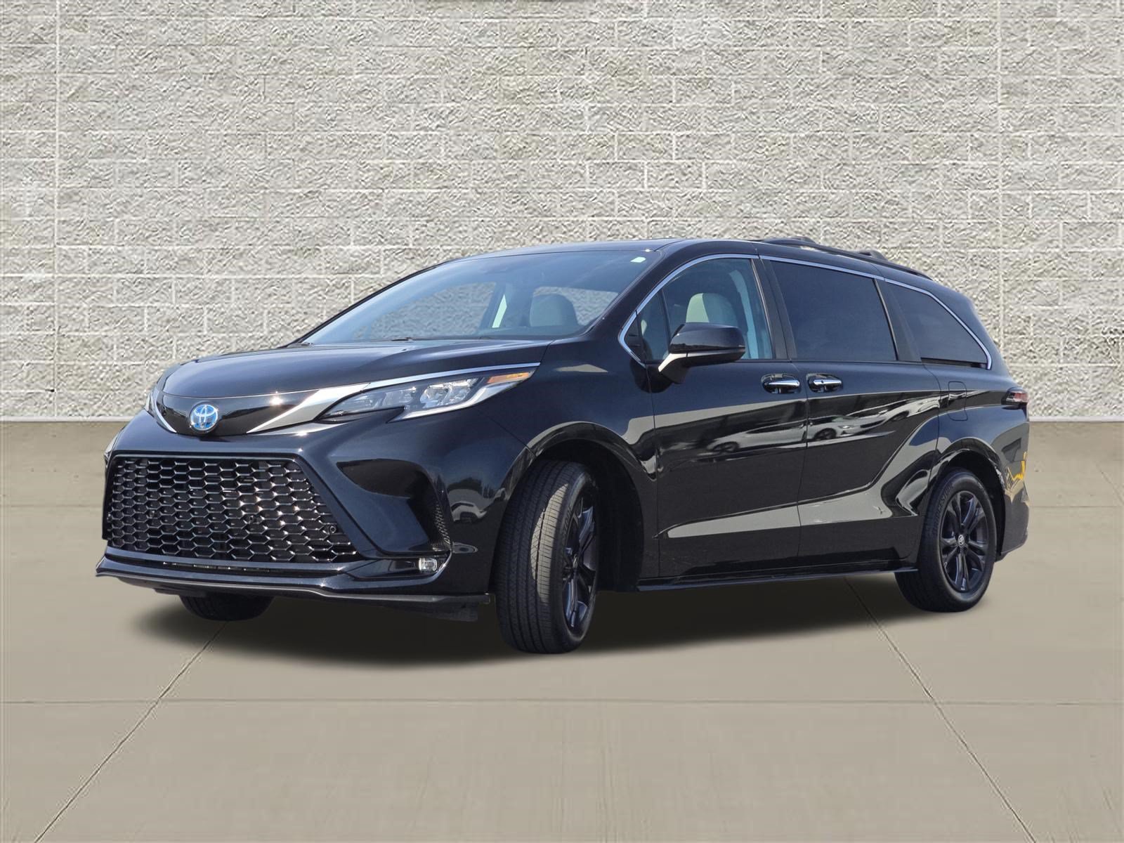 Used 2024 Toyota Sienna XSE w/ XSE Plus Package AWD/4WD image 3