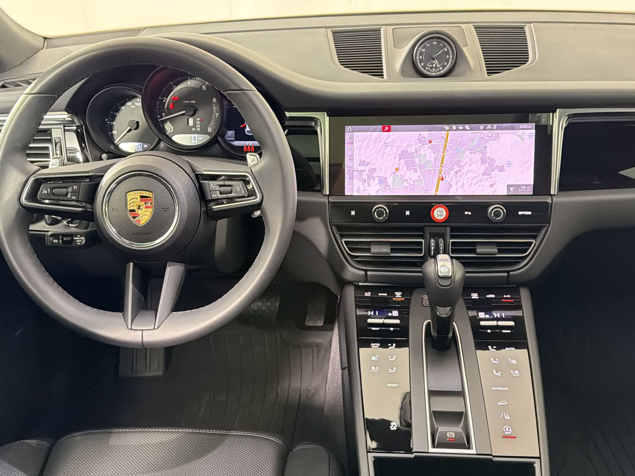 Certified 2025 Porsche Macan AWD/4WD image 30