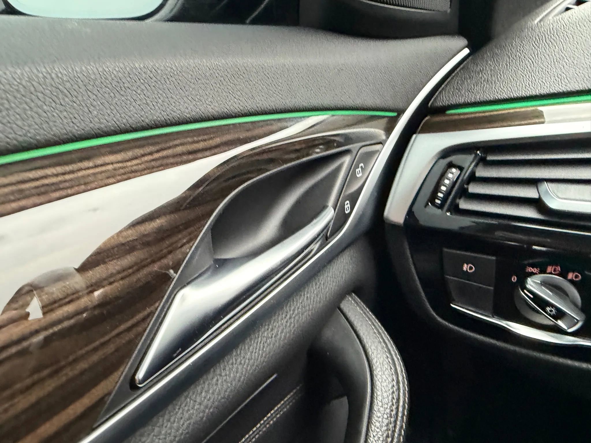 Used 2018 BMW 540i xDrive w/ Premium Package image 29