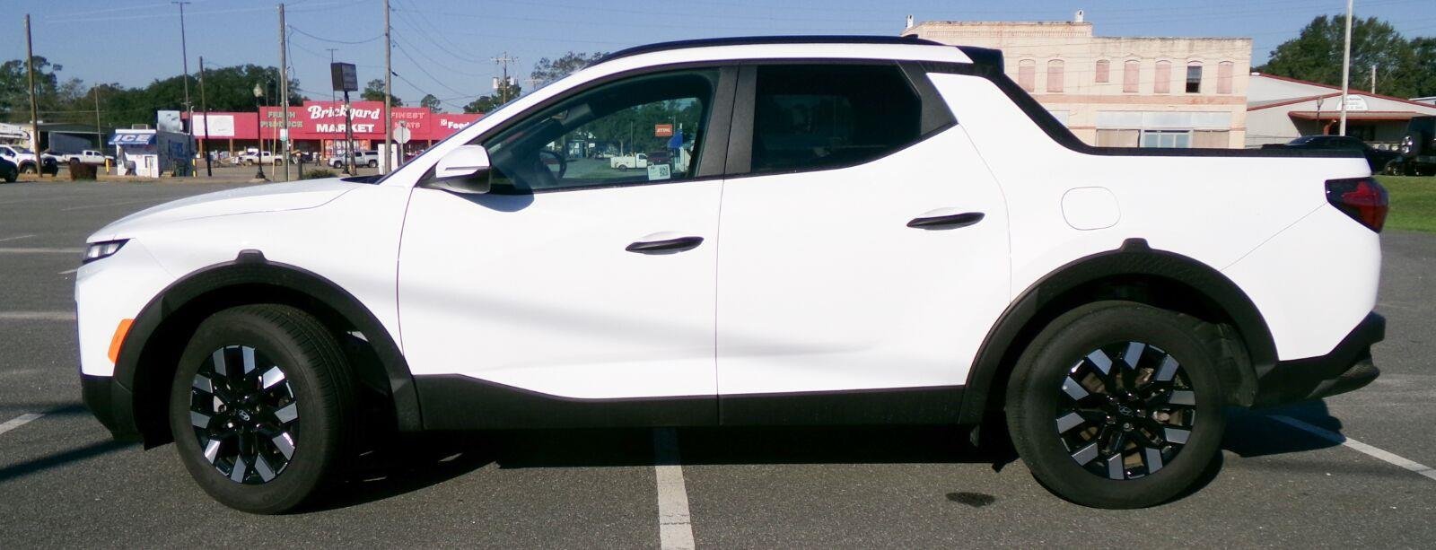 Used 2025 Hyundai Santa Cruz SEL FWD image 2