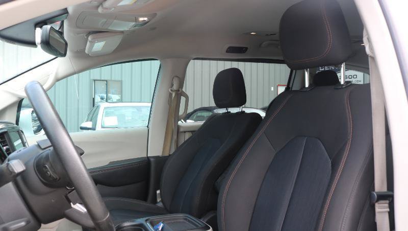 Used 2020 Chrysler Pacifica Touring w/ Tire & Wheel Group FWD image 7