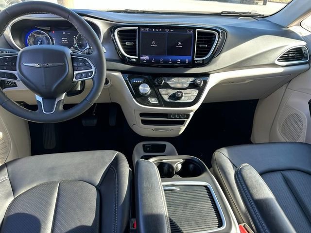 Used 2024 Chrysler Pacifica Touring-L image 14