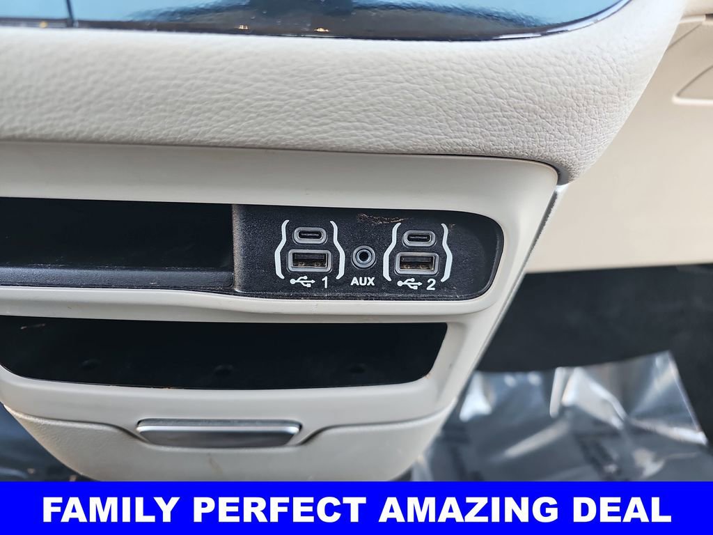 Used 2024 Chrysler Pacifica Select image 27