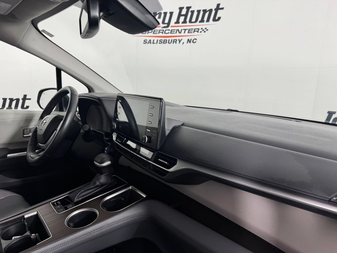 Used 2023 Toyota Sienna XLE FWD image 28