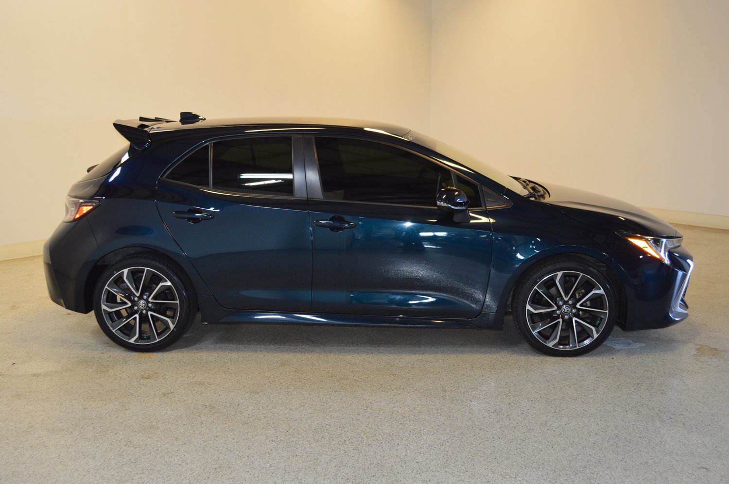 Used 2019 Toyota Corolla XSE FWD image 2