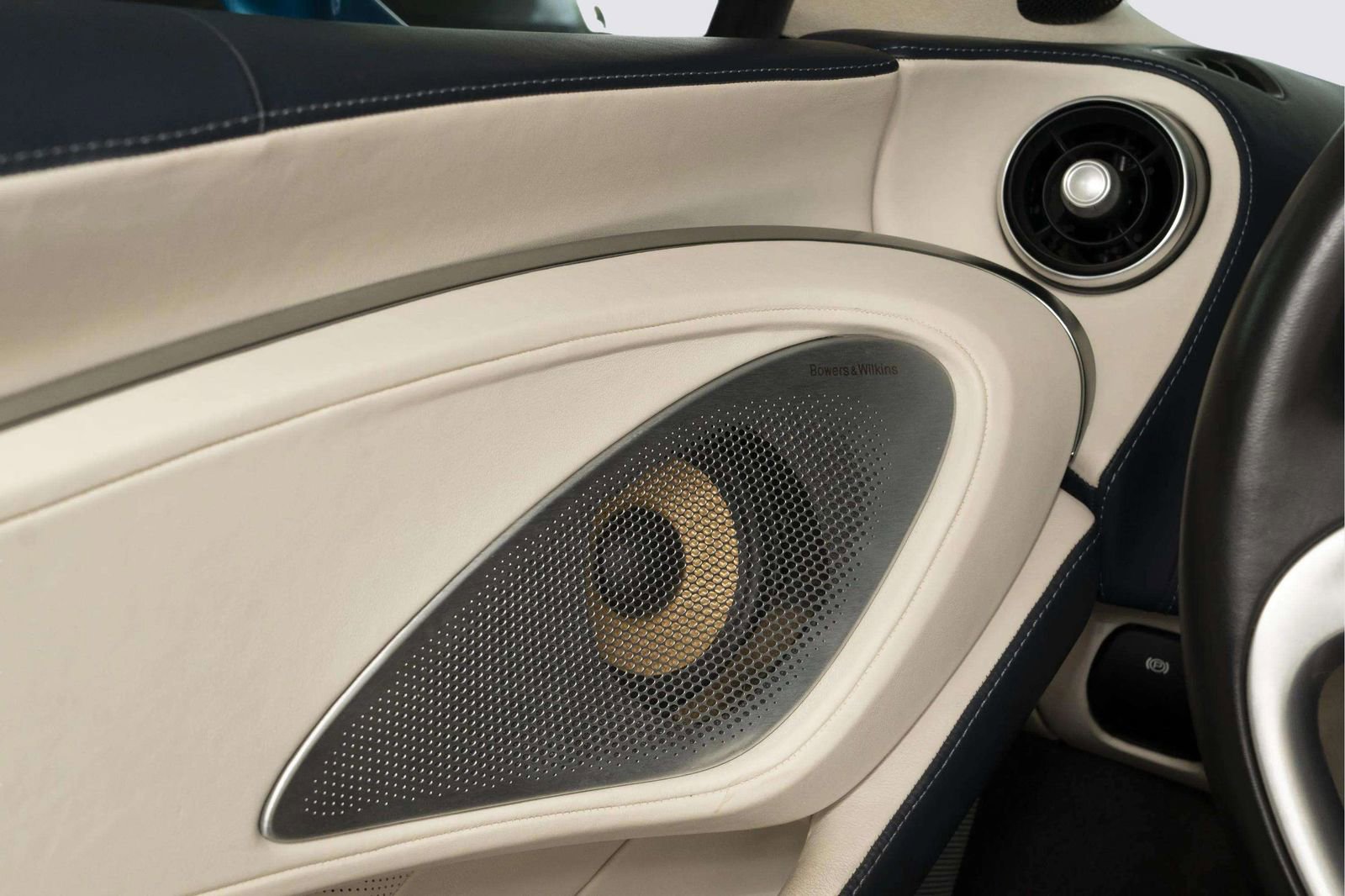 Used 2023 McLaren GT RWD image 19