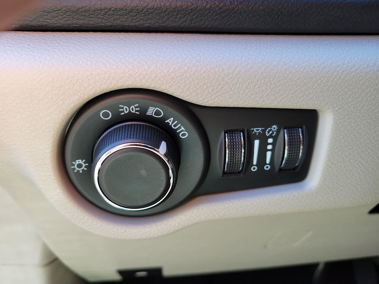 Used 2024 Chrysler Voyager LX image 10