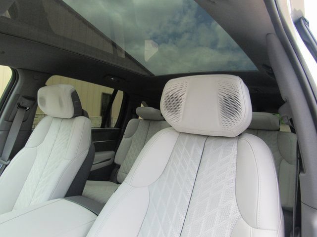 New 2025 Cadillac Escalade IQ Sport 1 w/ LPO, ONYX Package AWD/4WD image 8