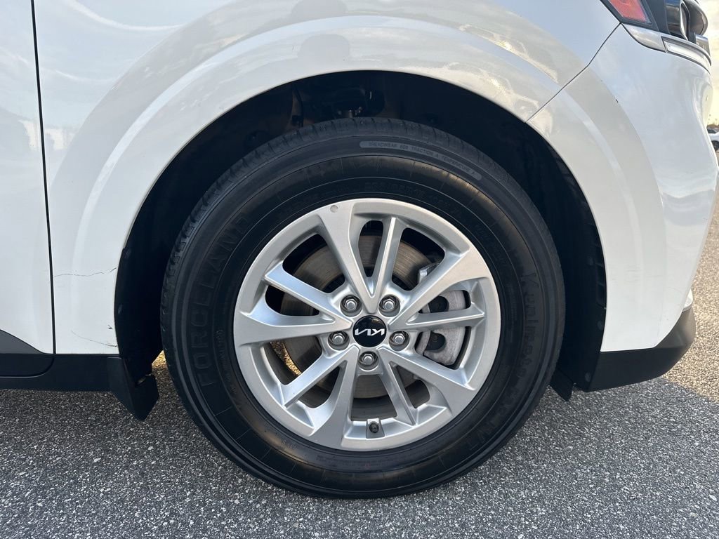 Used 2022 Kia Carnival LX image 5