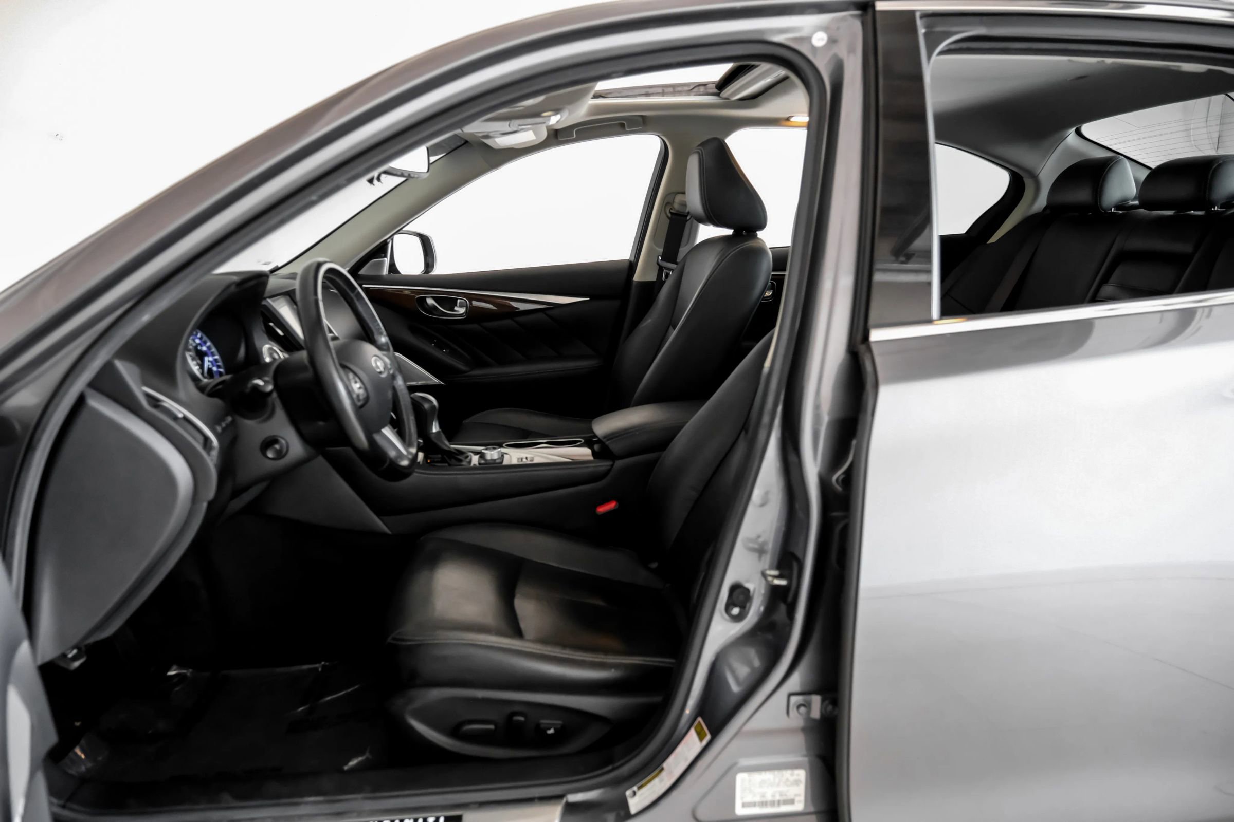 Used 2017 INFINITI Q50 3.0t Premium w/ Driver Assistance Package image 3