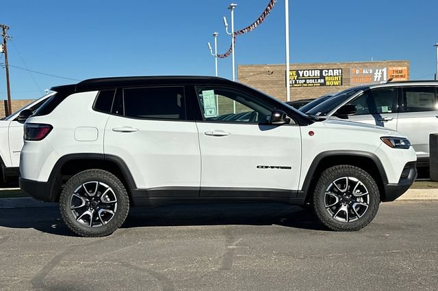 New 2026 Jeep Compass Trailhawk w/ Sun, Sound & Navigation Group AWD/4WD image 8