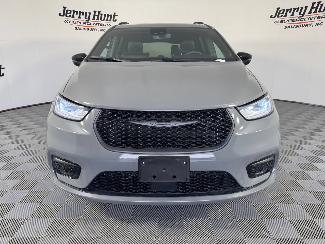 Used 2025 Chrysler Pacifica Limited FWD image 4