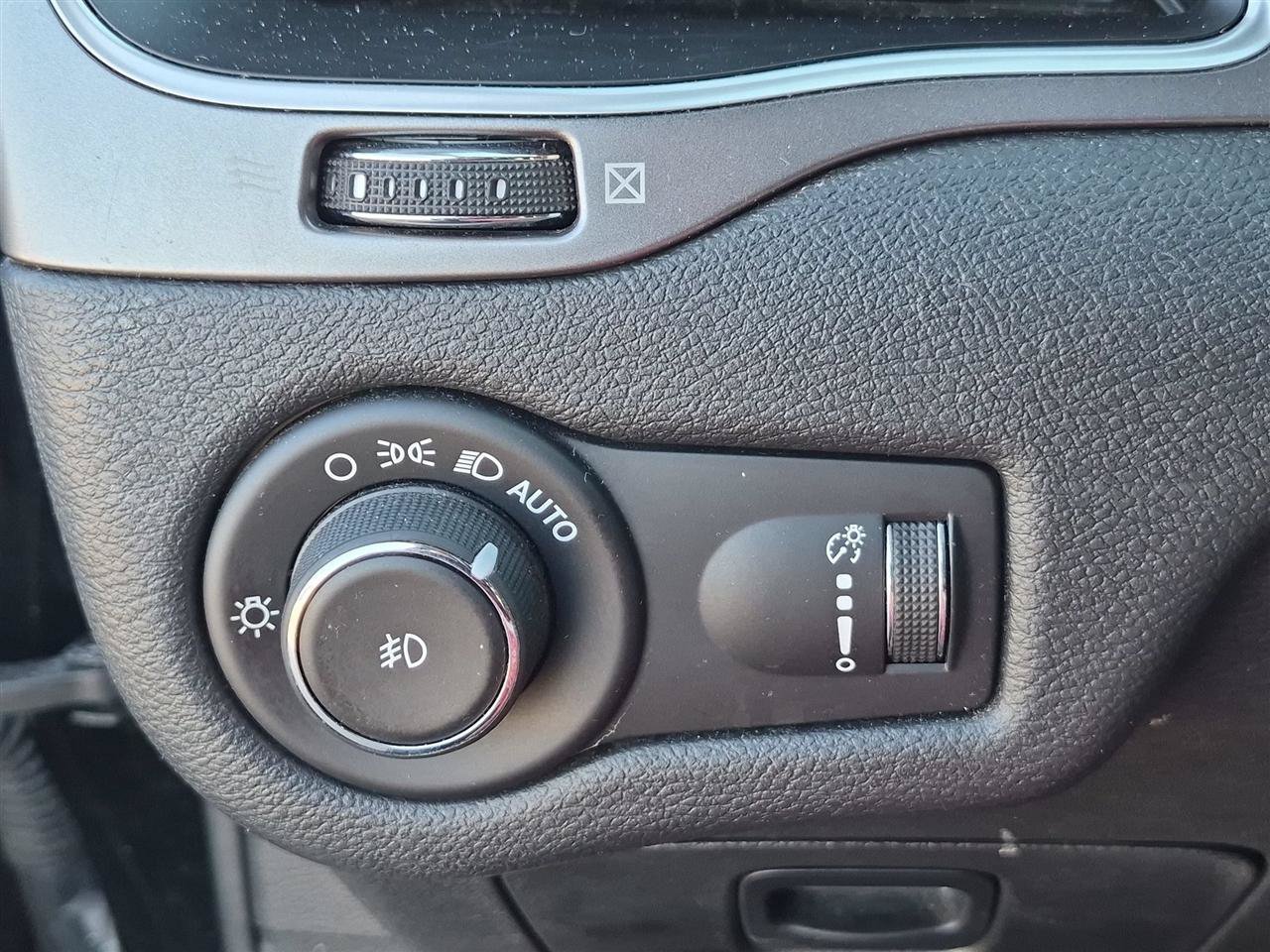 Used 2019 Jeep Cherokee Latitude w/ Popular Appearance Group FWD image 17