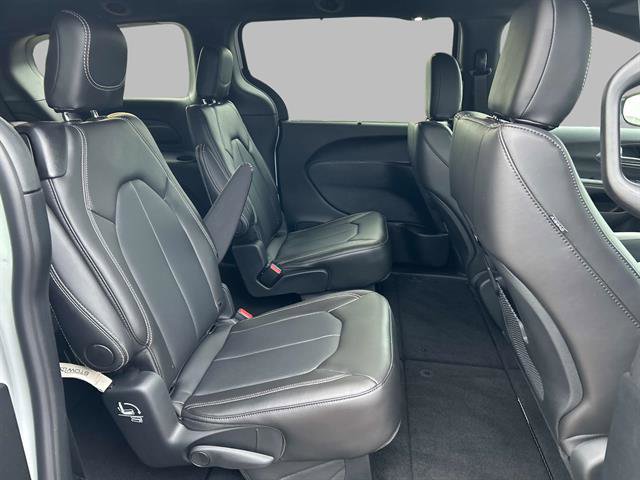 Used 2026 Chrysler Pacifica Select image 16