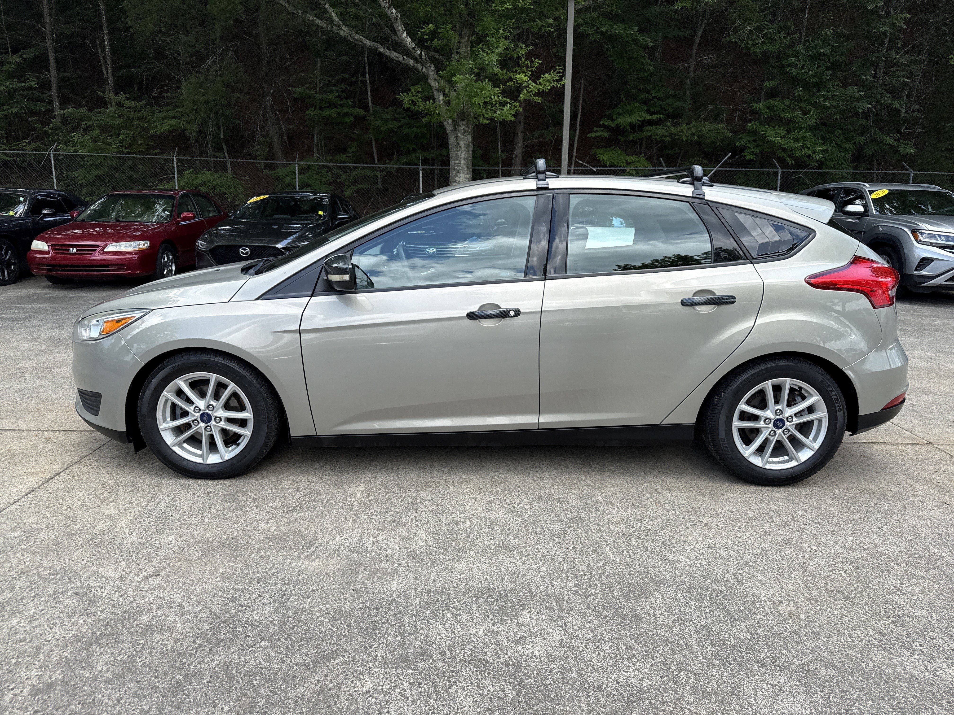 Used 2016 Ford Focus SE w/ SE Power Seat Package FWD image 4