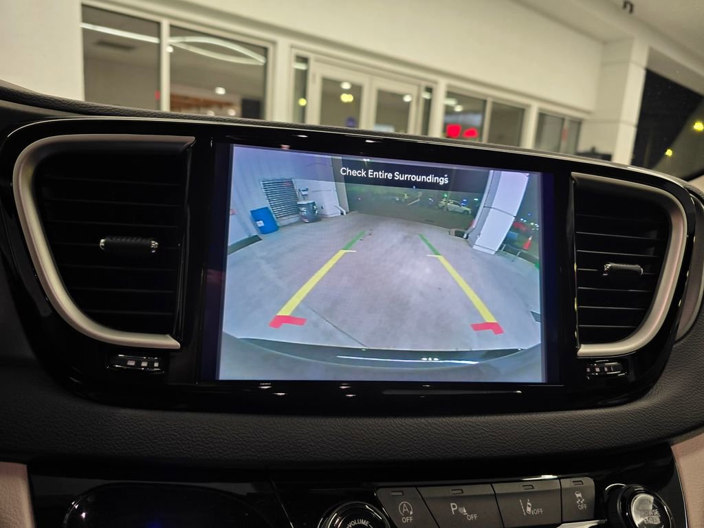 Certified 2024 Chrysler Pacifica Touring-L image 22
