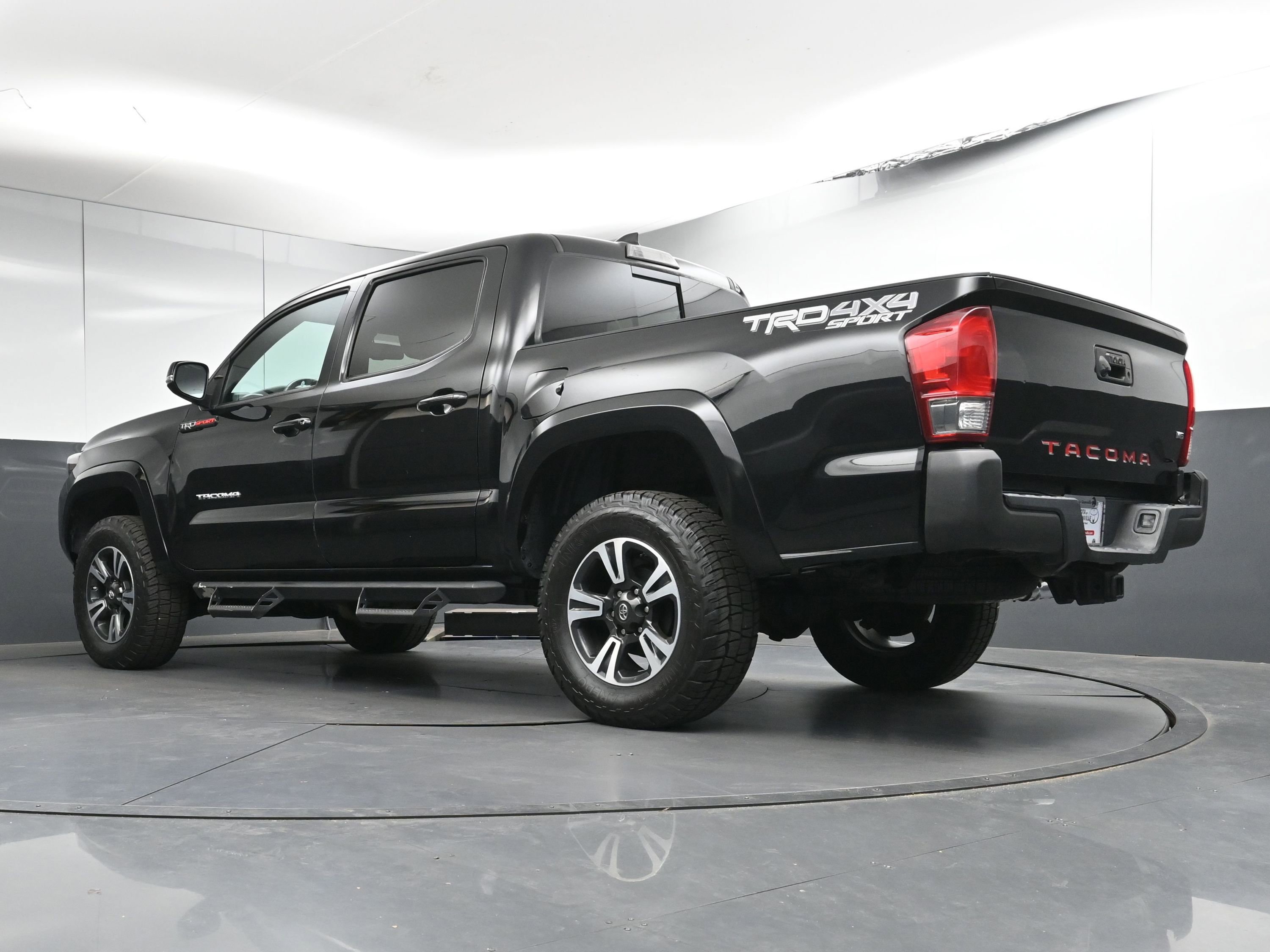 Used 2017 Toyota Tacoma TRD Sport image 32