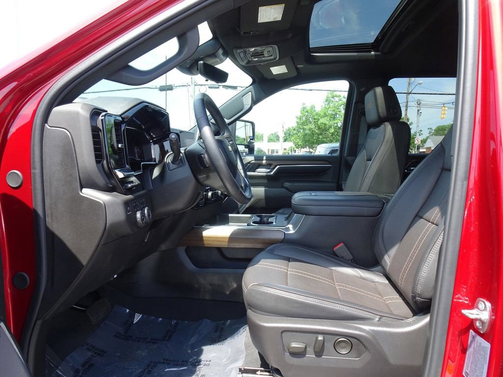 Used 2024 Chevrolet Silverado 2500 High Country w/ Technology Package AWD/4WD image 9