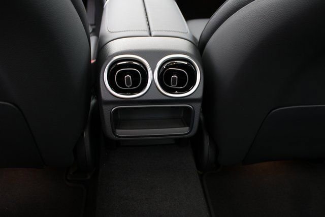 New 2025 Mercedes-Benz C 300 4MATIC Sedan image 31