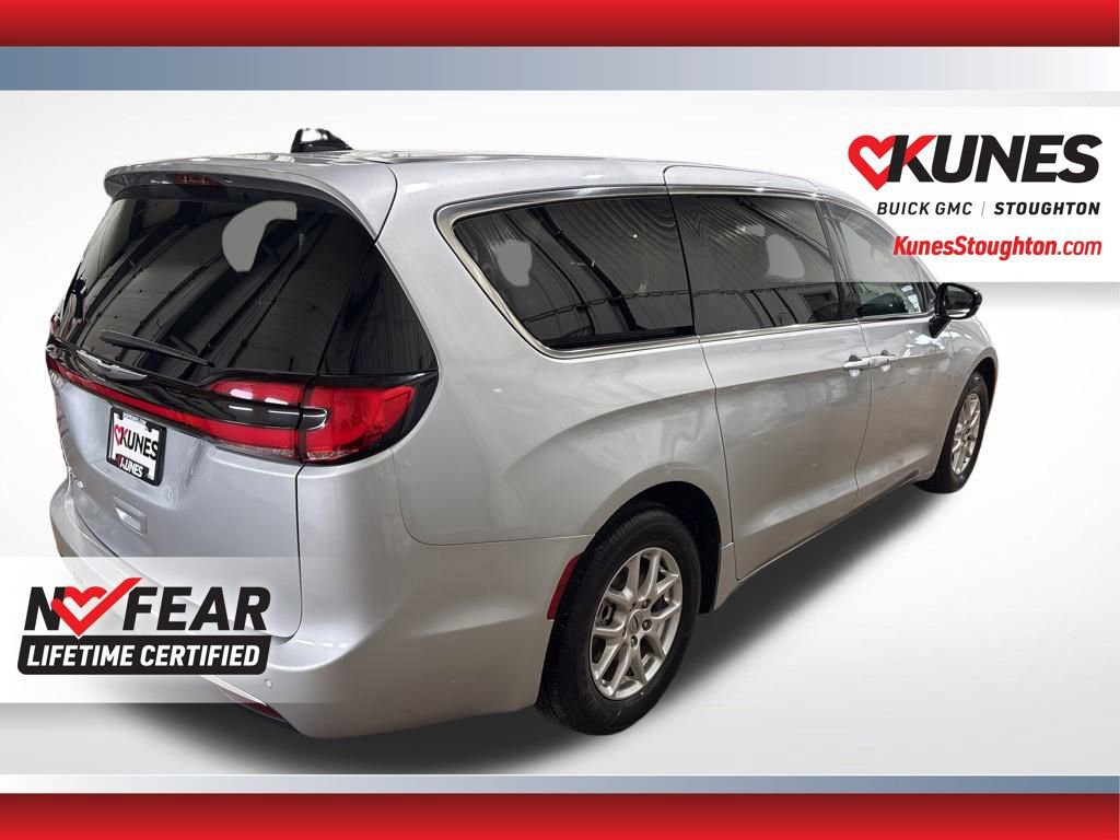 Used 2024 Chrysler Pacifica Touring-L FWD image 11