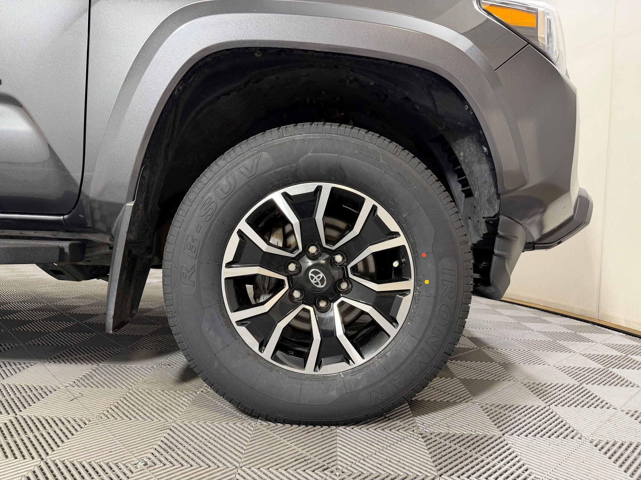 Used 2022 Toyota Tacoma TRD Sport w/ Technology Package AWD/4WD image 9