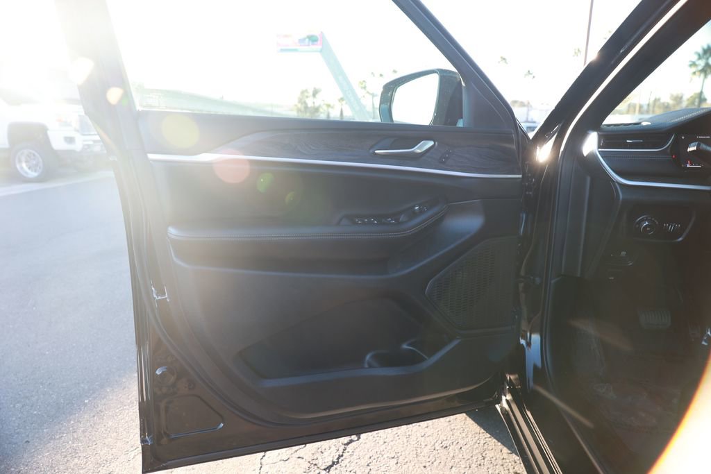 New 2025 Jeep Grand Cherokee L Limited image 11