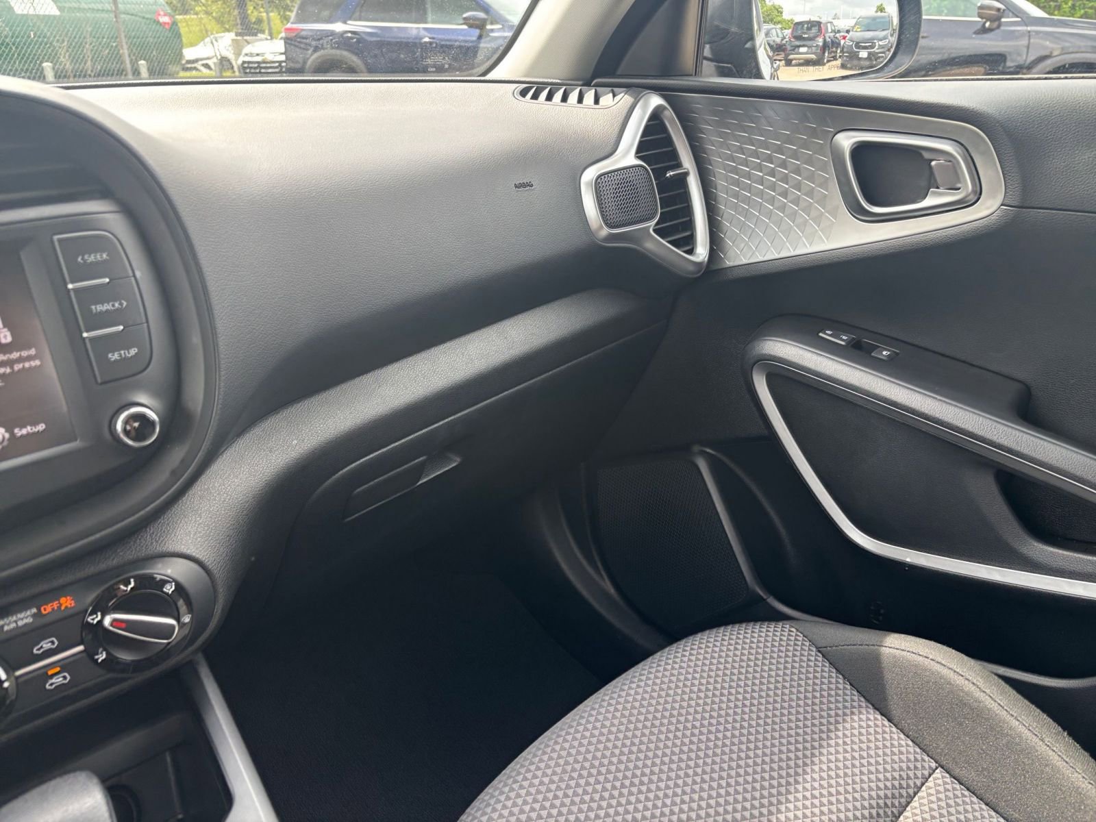 Used 2025 Kia Soul LX w/ LX Technology Package FWD image 33