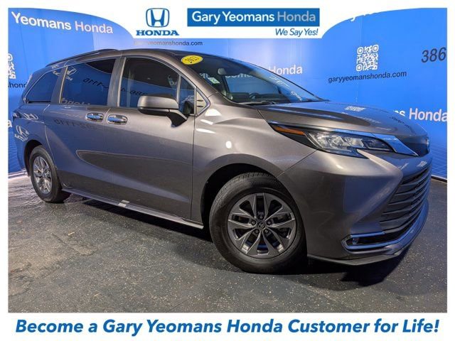 Used 2023 Toyota Sienna XLE image 1