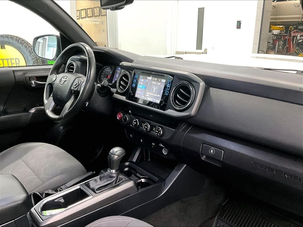 Used 2017 Toyota Tacoma TRD Sport w/ Tow Package (A/T) AWD/4WD image 14