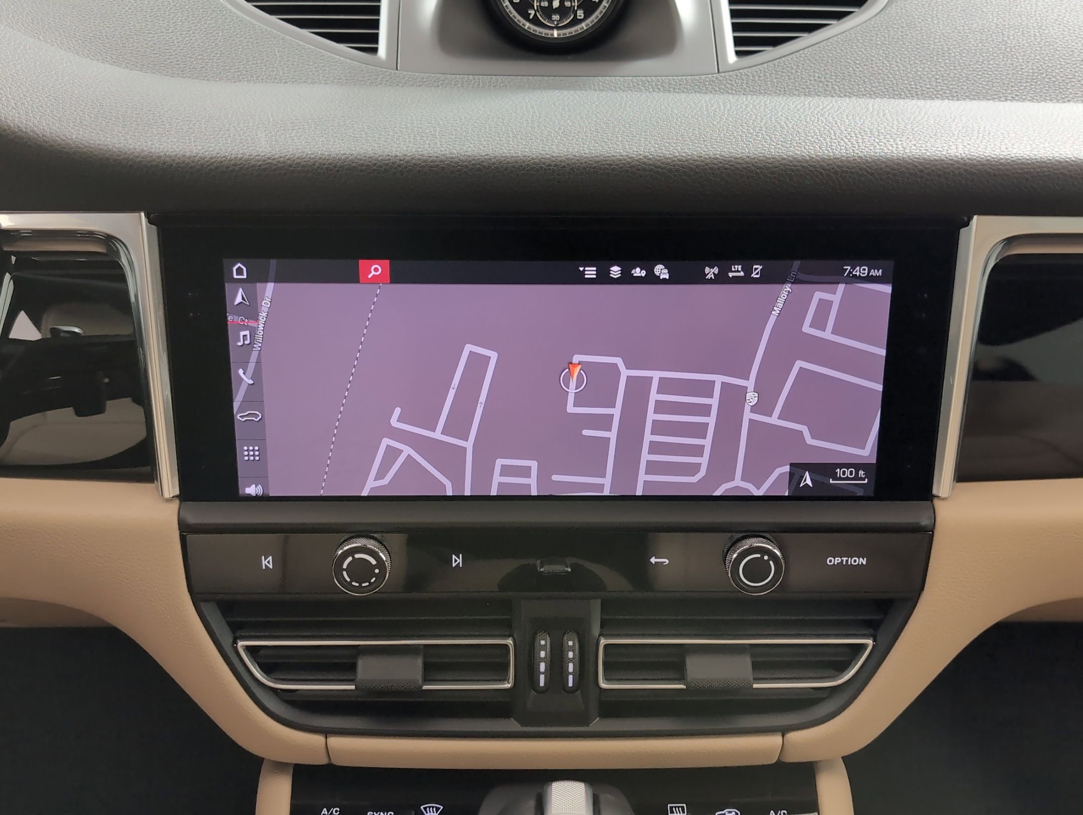 Certified 2025 Porsche Macan image 28