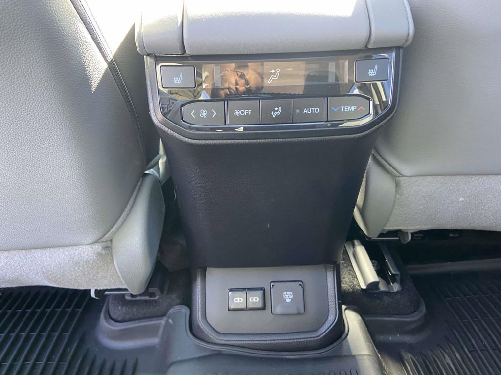 Used 2026 Toyota Highlander Limited image 20