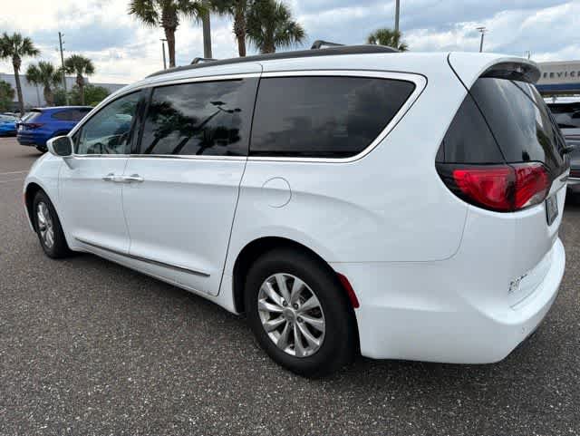 Used 2017 Chrysler Pacifica Touring-L FWD image 6