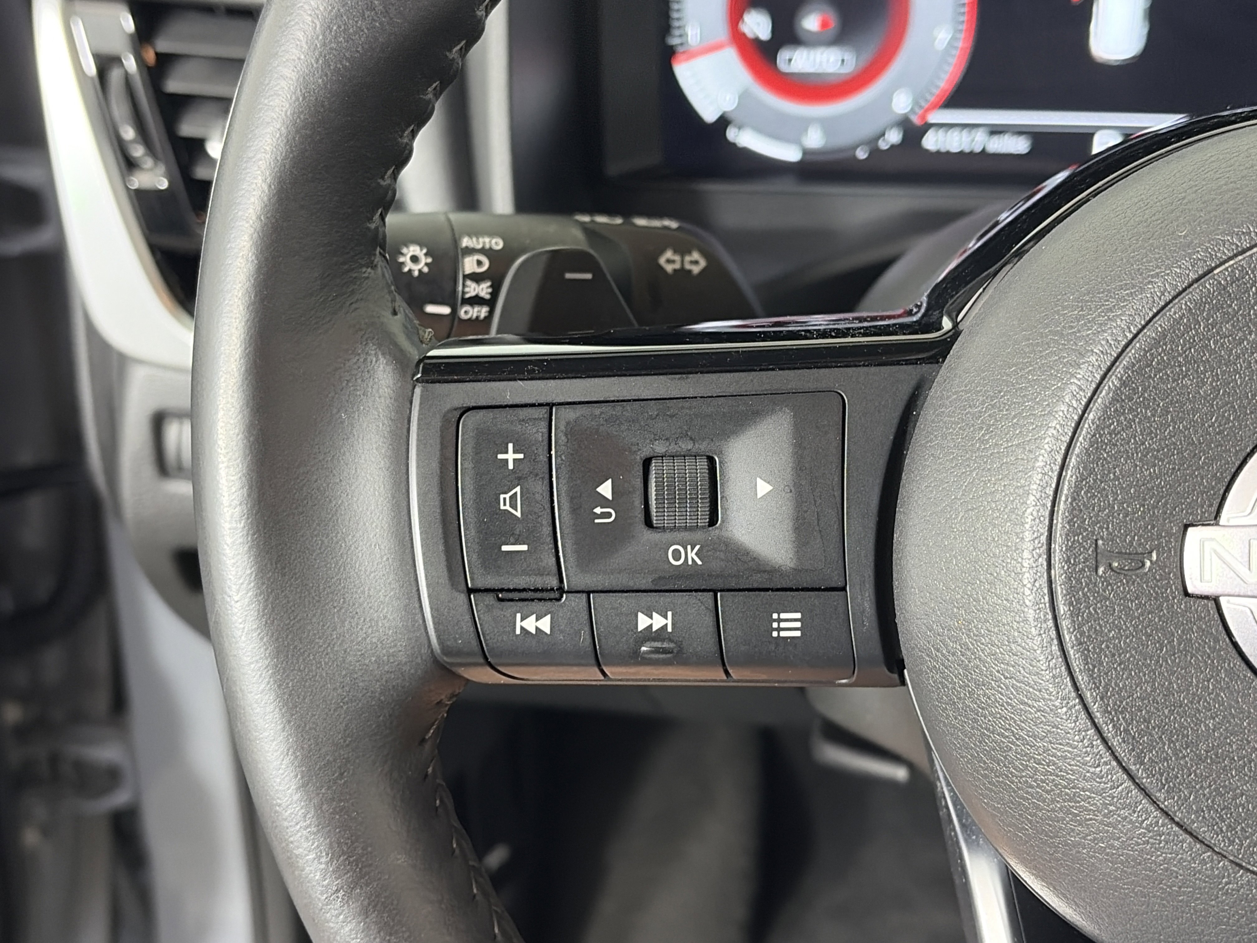 Used 2024 Nissan Rogue SL image 30