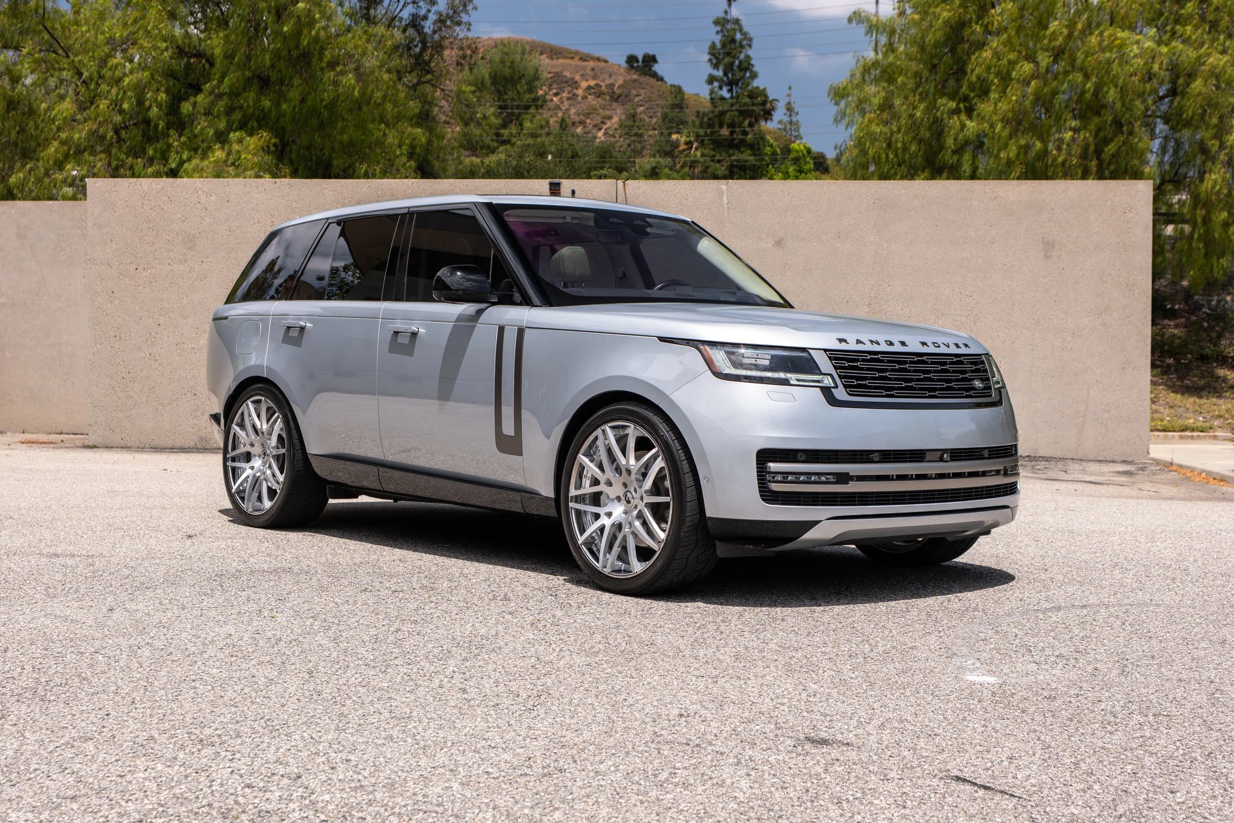 Used 2023 Land Rover Range Rover SE AWD/4WD image 3