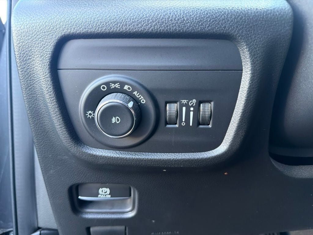 Used 2023 Jeep Grand Cherokee L Limited w/ Luxury Tech Group II AWD/4WD image 25