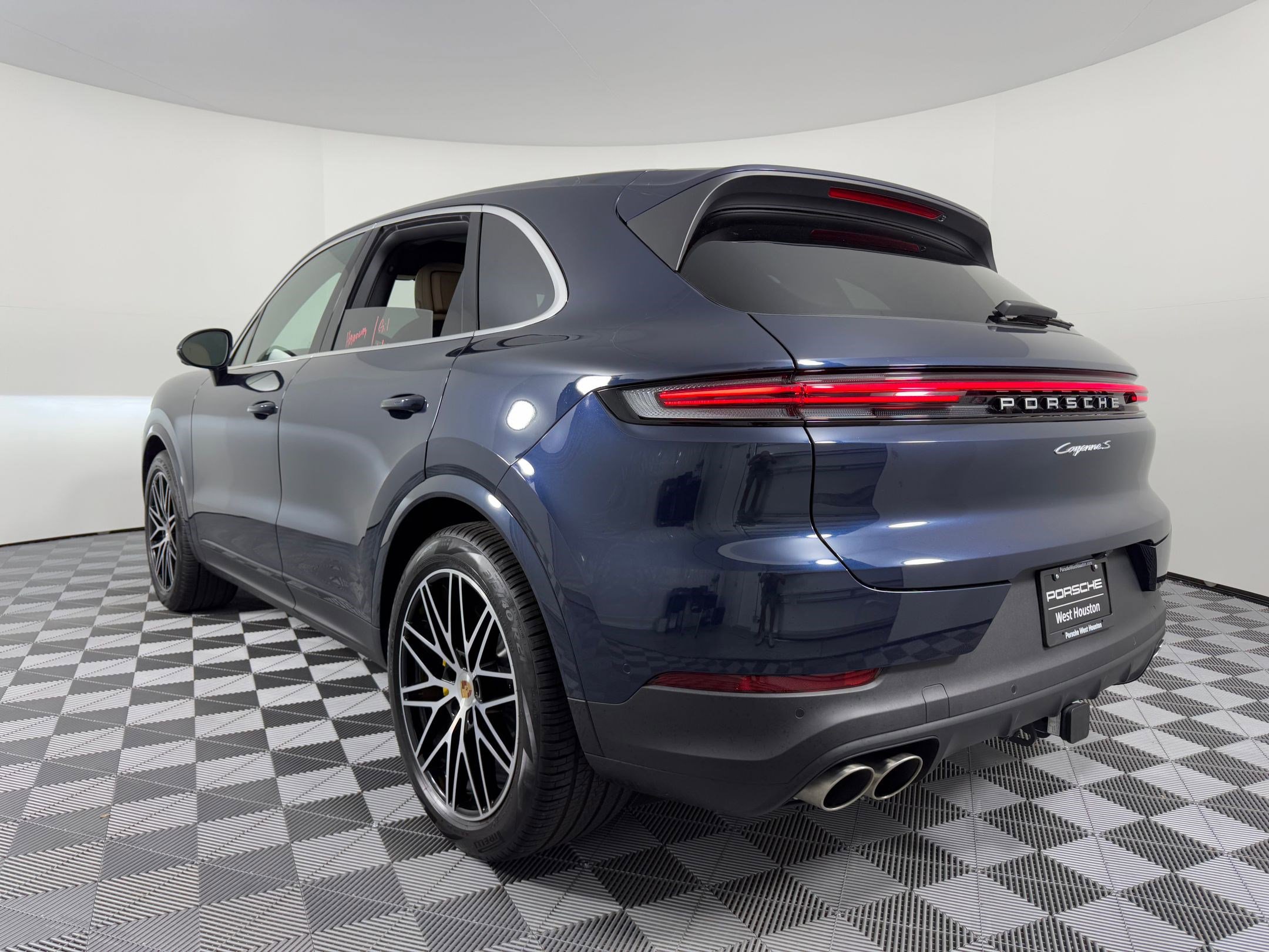 Used 2025 Porsche Cayenne S image 3