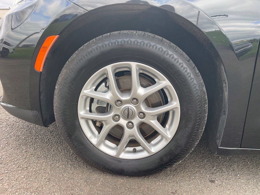 Used 2023 Chrysler Pacifica Touring-L FWD image 24