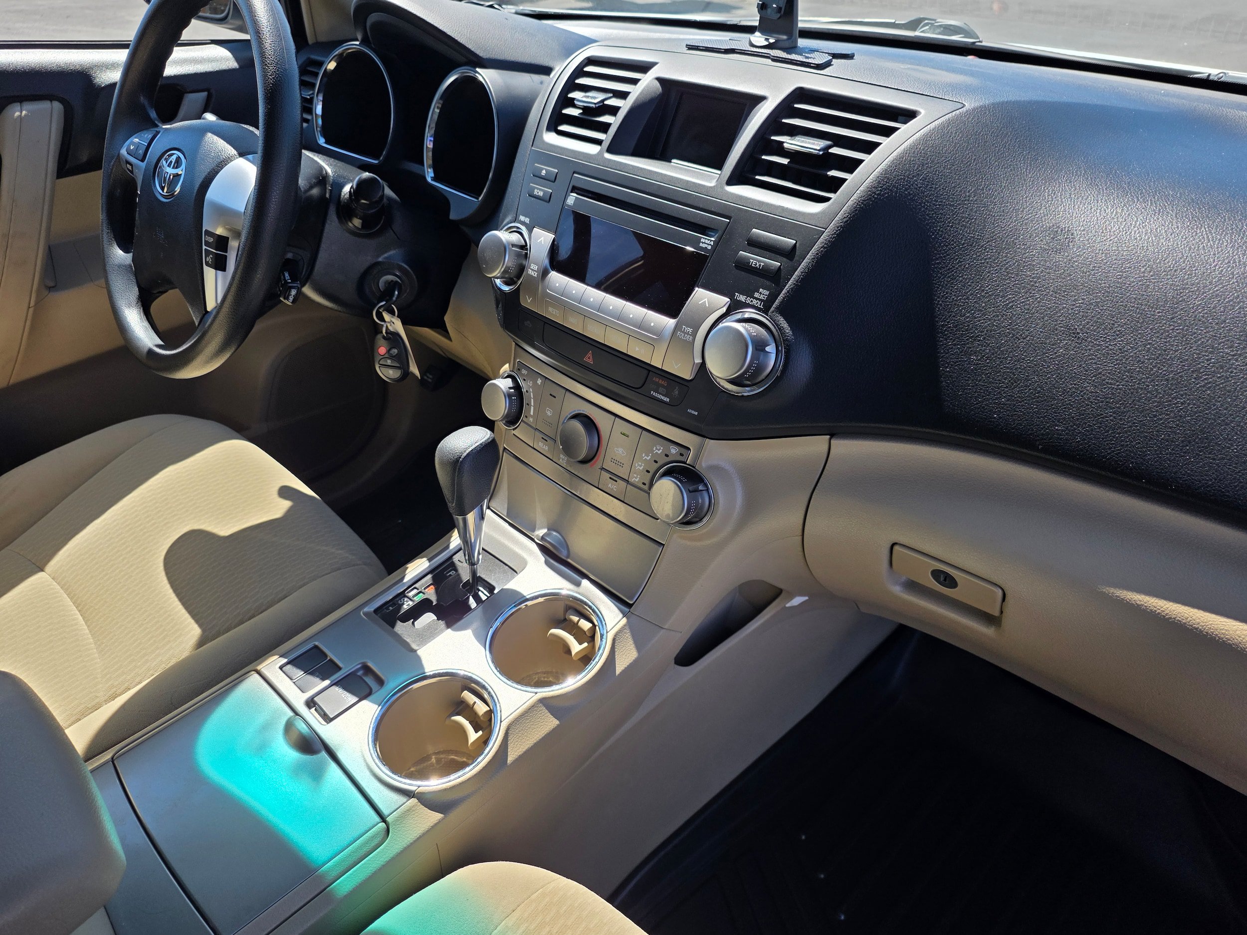 Used 2012 Toyota Highlander FWD w/ Tech Pkg image 28