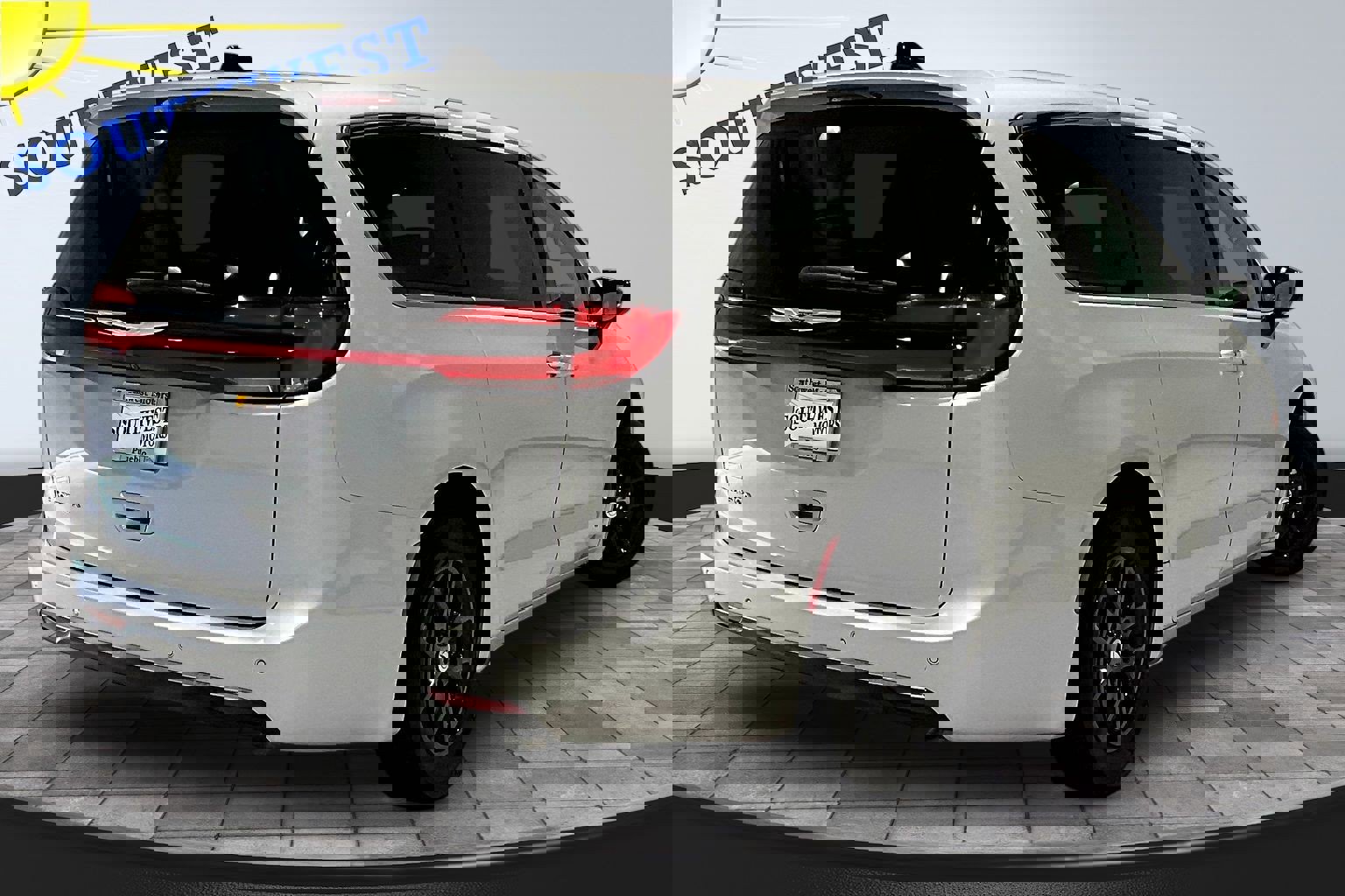 Used 2024 Chrysler Pacifica Touring-L image 6