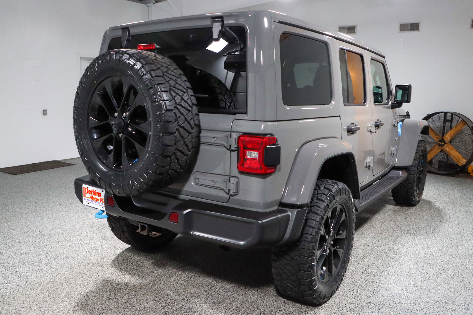 Used 2023 Jeep Wrangler Unlimited Sahara w/ Cold Weather Group AWD/4WD image 8