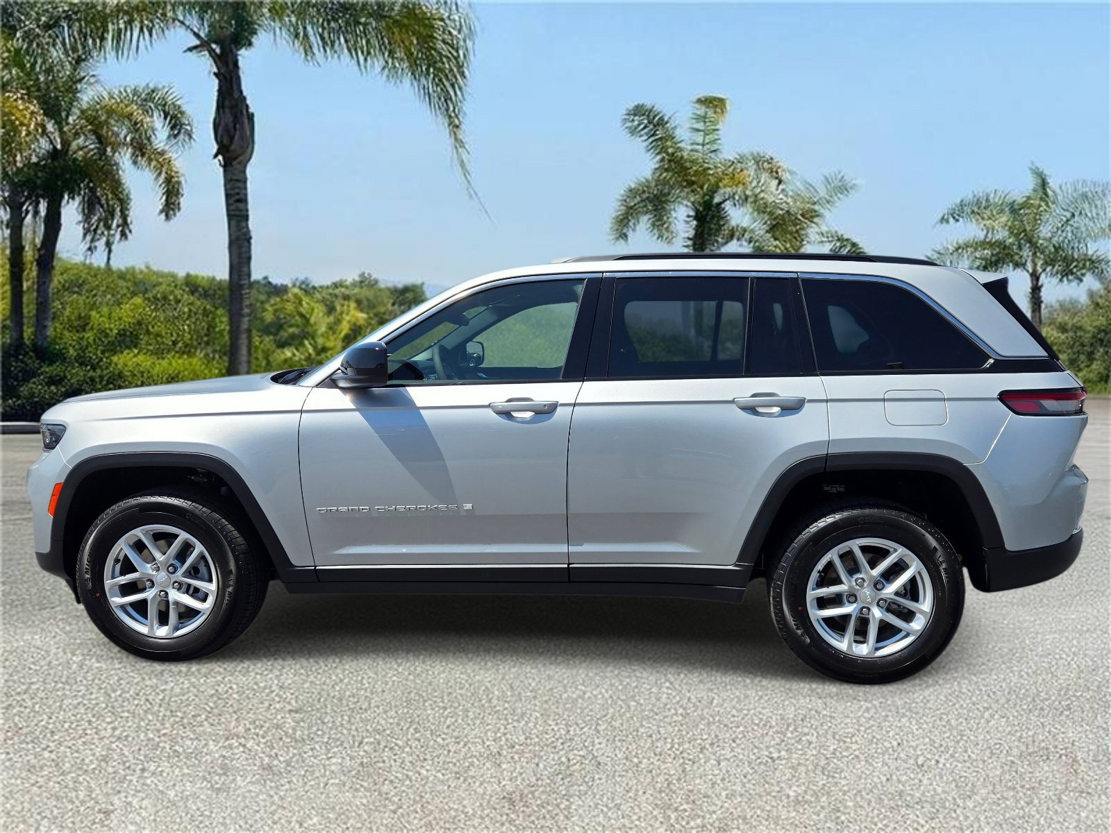 New 2026 Jeep Grand Cherokee Laredo X RWD image 2