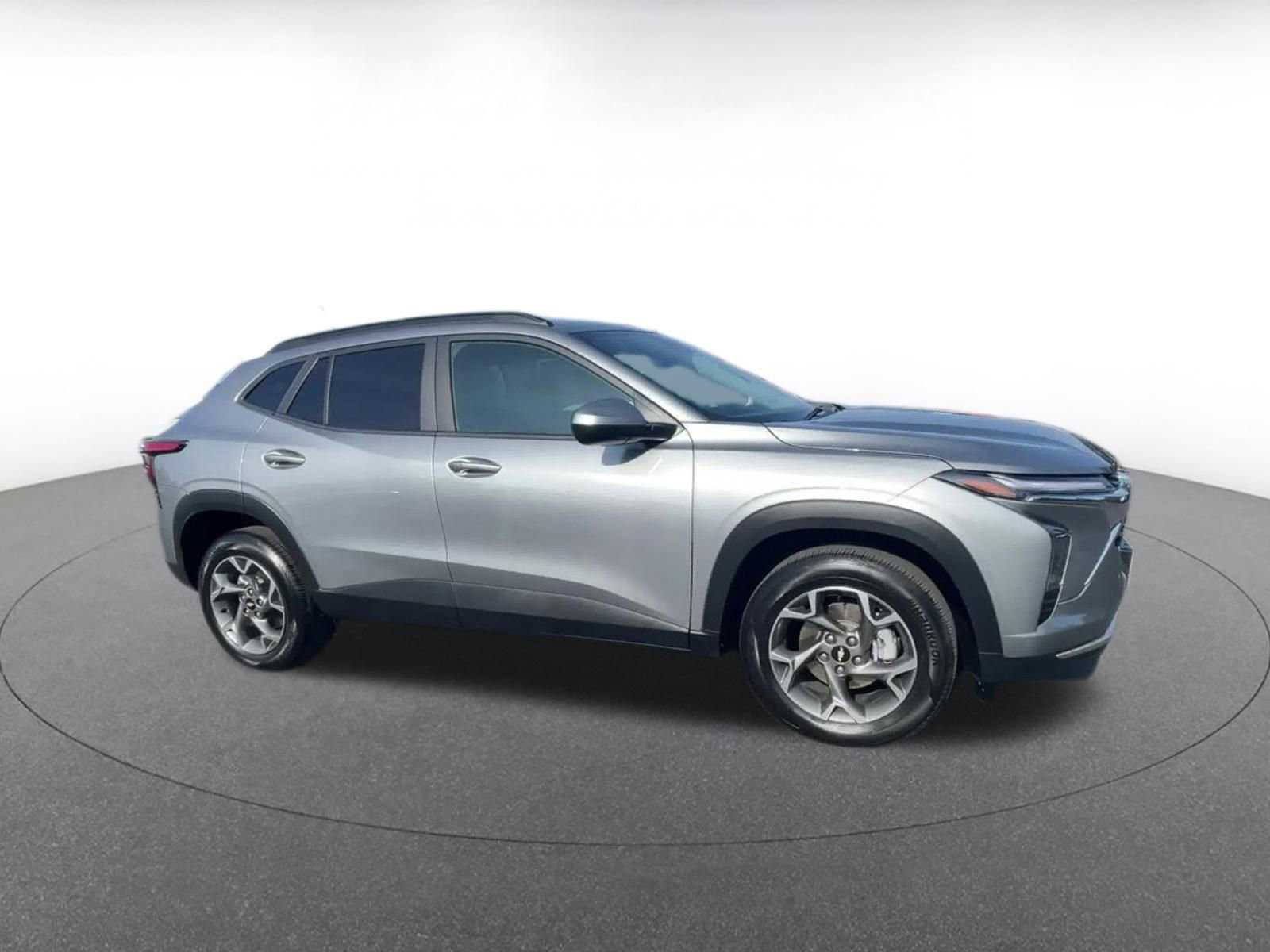 Used 2025 Chevrolet Trax LT w/ LT Convenience Package image 2