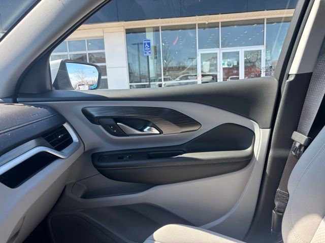 Used 2024 GMC Terrain SLE w/ Driver Convenience Package image 13