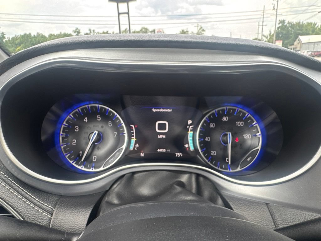 Used 2025 Chrysler Pacifica Limited FWD image 35