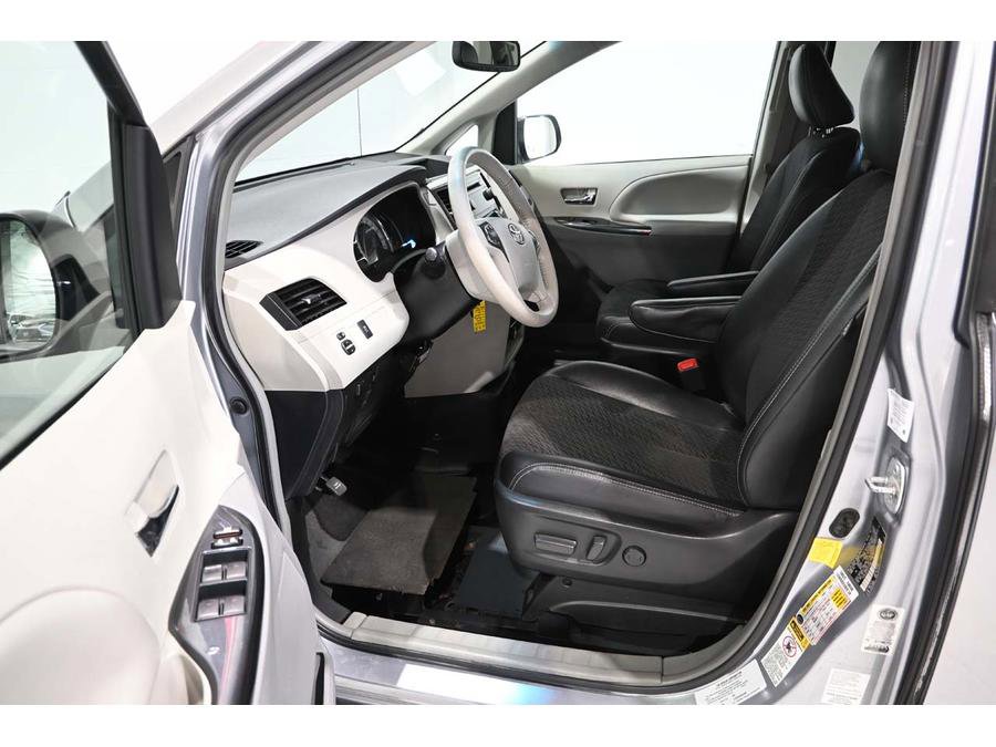Used 2013 Toyota Sienna SE image 13
