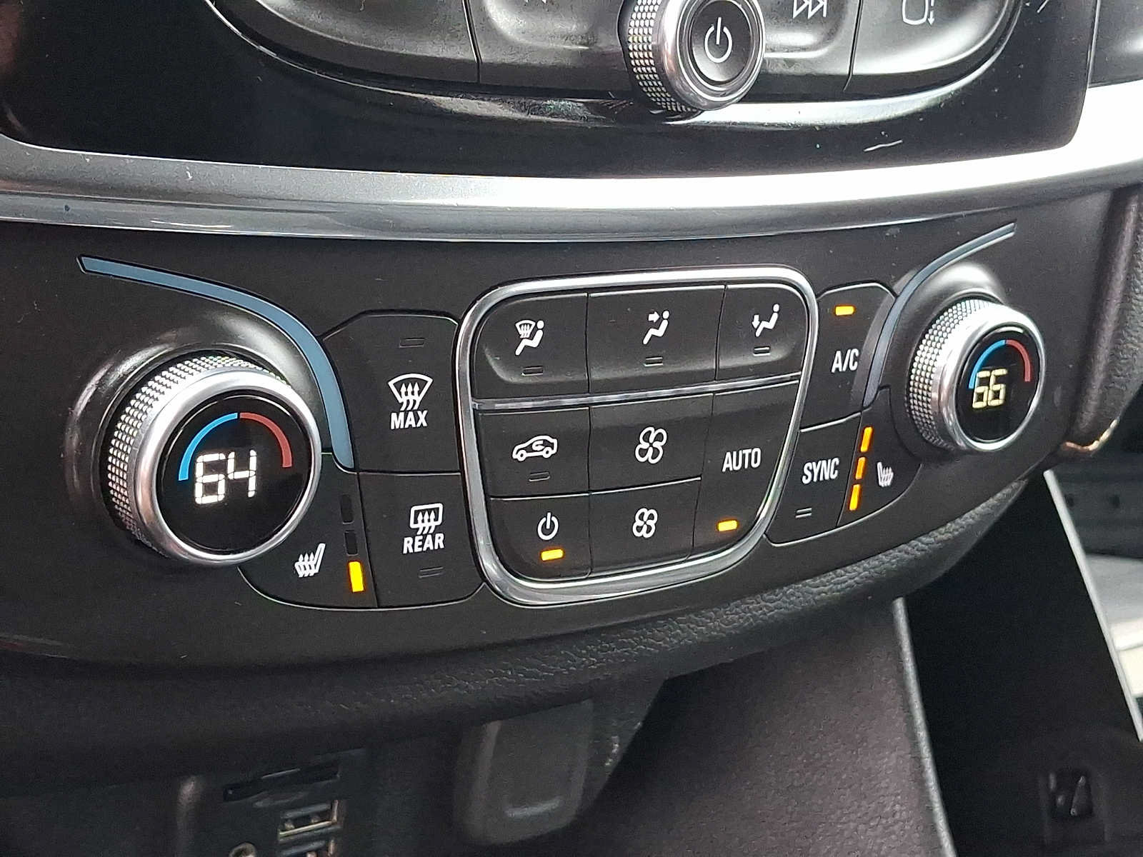 Used 2021 Chevrolet Traverse LT w/ LT Premium Package AWD/4WD image 16