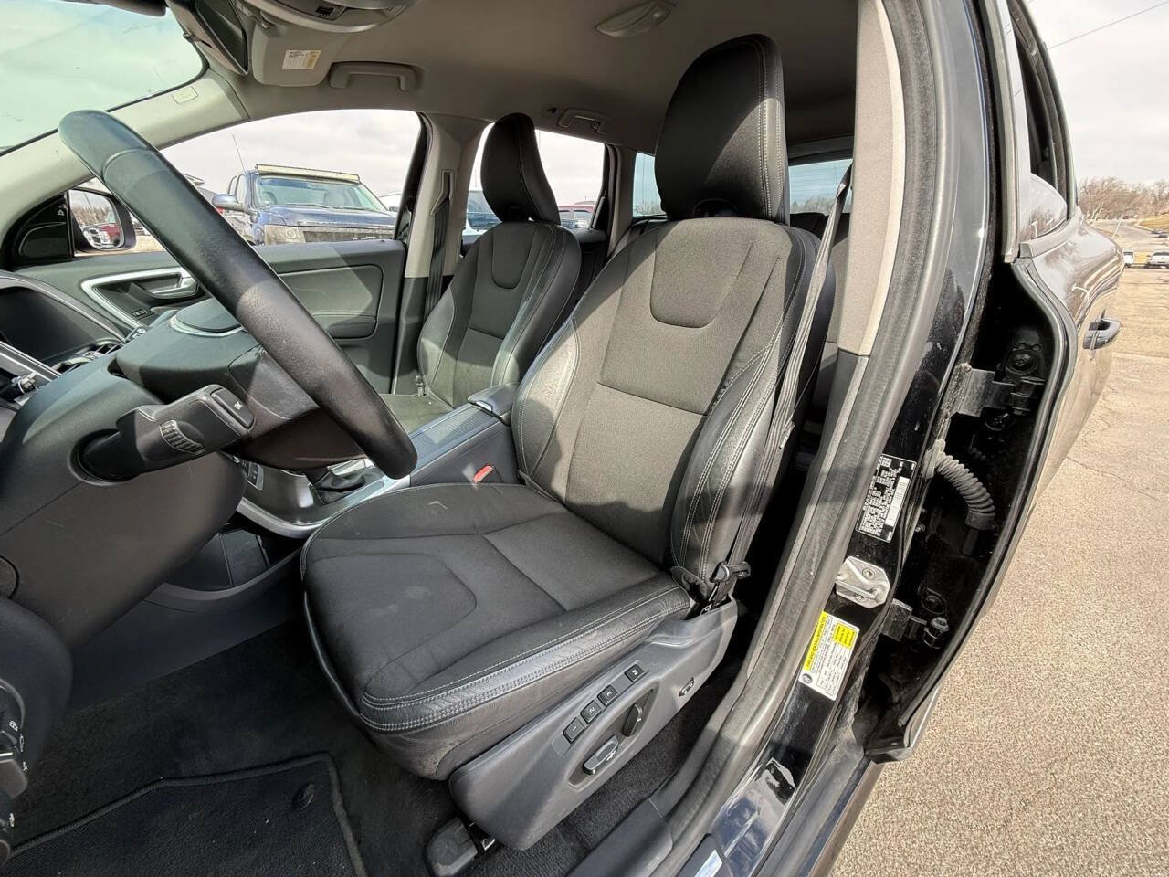 Used 2016 Volvo XC60 T5 w/ Proximity Package FWD image 7