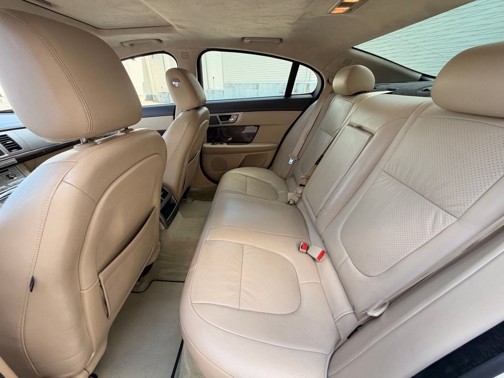 Used 2010 Jaguar XF Premium RWD image 16