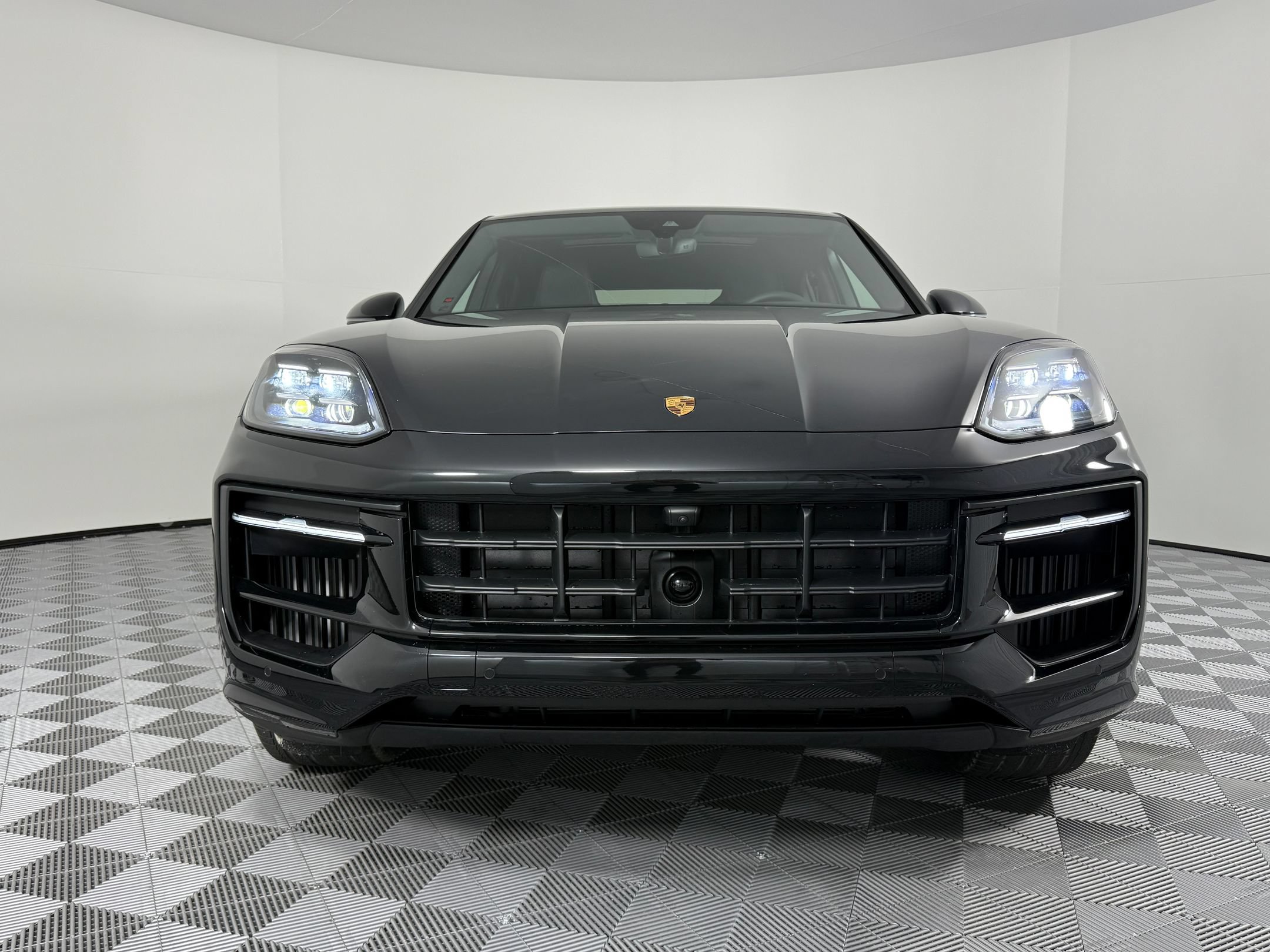 Certified 2026 Porsche Cayenne E-Hybrid Coupe AWD/4WD image 6
