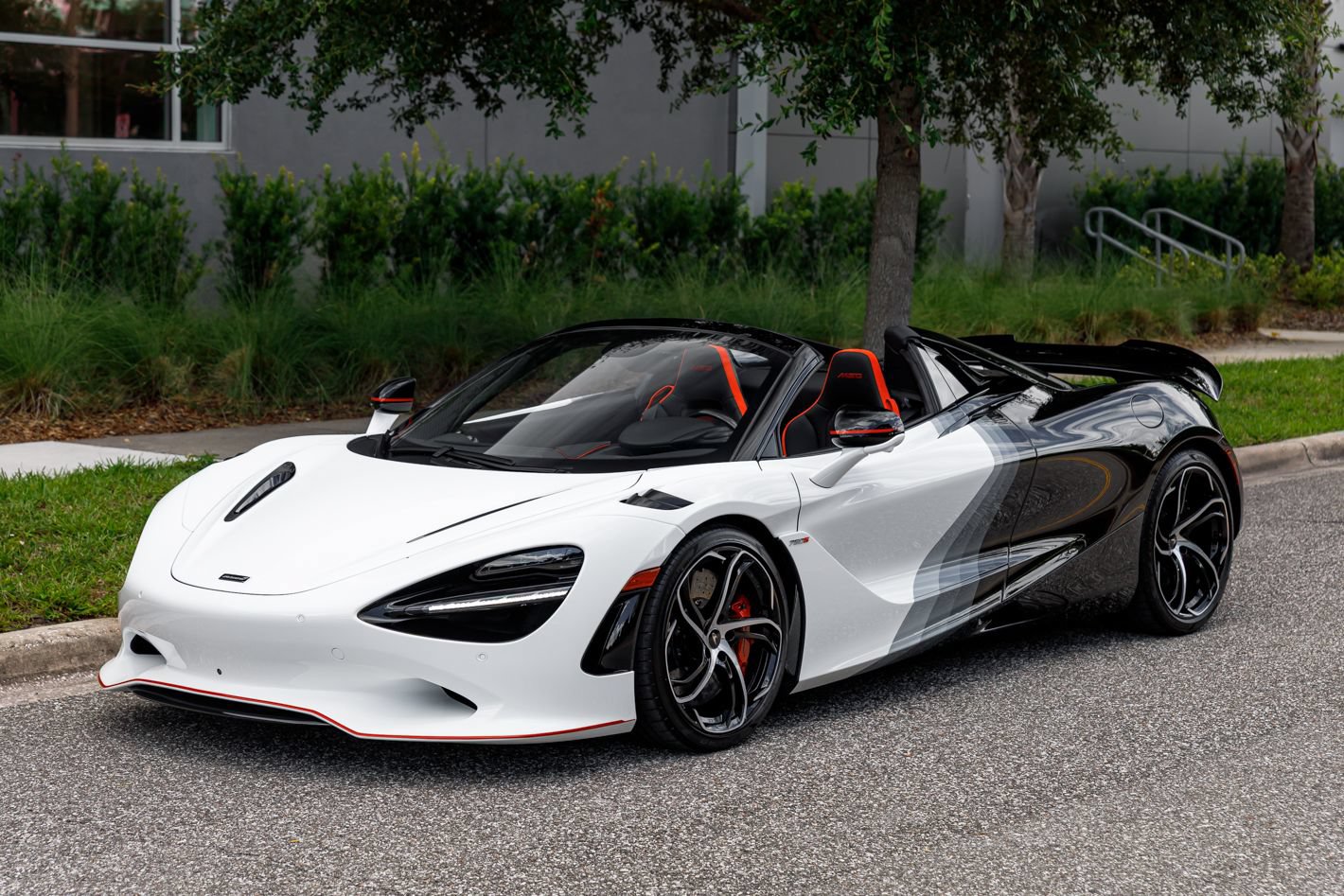 Used 2024 McLaren 750S Spider RWD image 38